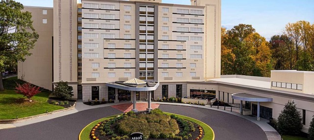 Philly Suburb Base | Pool. Bar. Gym. in Prussia