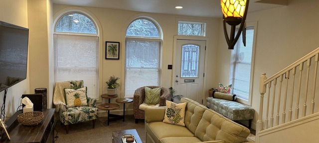 Pittsburgh’s Tropicana with outdoor year round hot tub. Fantastic location! in Pittsburgh