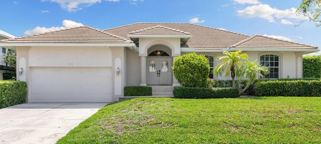 Pool home .3 mi. Walk to South Beach restaurants movie theater mini golf in Marco Island