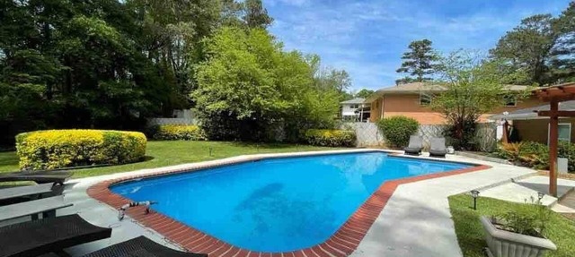 Pool retreat near Atlanta, sleeps 14 in Decatur