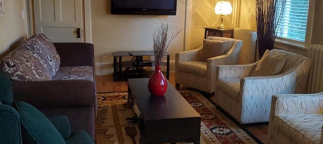 Private accommodation ( vocational rental) The Library Guesthouse- Calabogie. in Calabogie