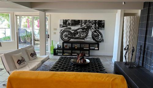 Private Bedroom, Bathroom, Shared Outdoor Pool, Hot Tub in North Vancouver