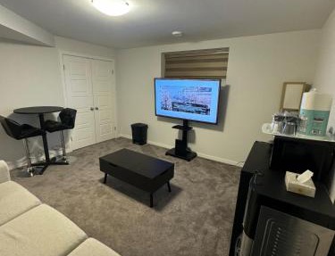 Private luxury Guest Suite in Winnipeg, Separate Entrance and Free Parking in Winnipeg