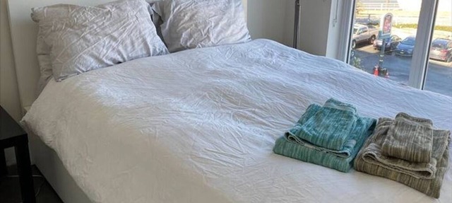 Private room and washroom-Beautiful,Mountain view,fab location,bright space in Vancouver