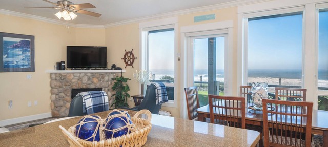 Promo! Oceanfront Condo with Private Hot Tub, Indoor Pool, Free Wifi and More! in Lincoln City