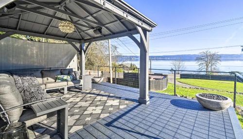 Puget Sound Cabin with Hot Tub and Water Views! in Bremerton