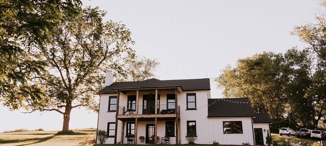 Renovated 4-bedroom Farmhouse in Sarver