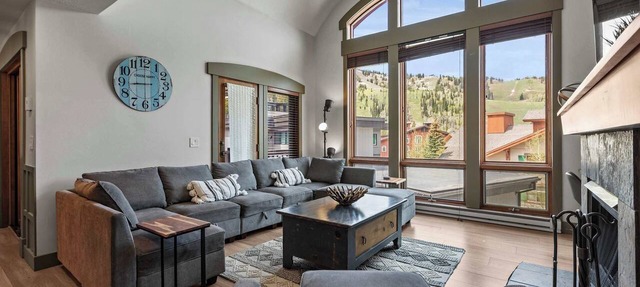 Resort Townhome with Deck, Grill, Fireplace, WiFi, Shared Pool & Hot Tub-Sauna in Solitude