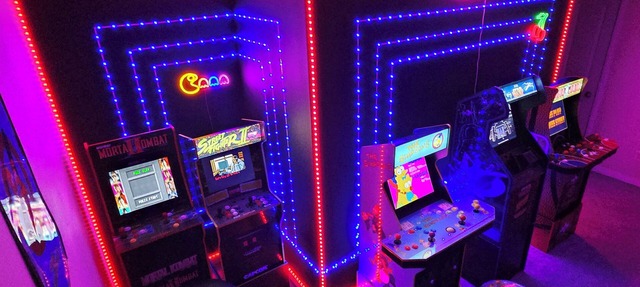Retro Arcade Paradise! 4BR Luxury Home, Hot Tub, Sauna, Putting Green & Fire Pit in North Plains