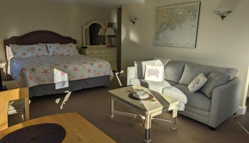 Riverfront 2nd floor with balcony Sheepscot Harbour Vacation Club Studio #210 in Edgecomb