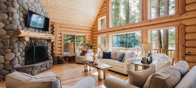 Riverfront log cabin style home with full kitchen, deck, washer & dryer and WIFI in Bend