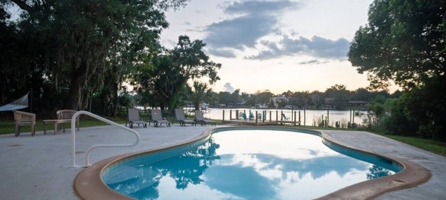 Riverfront Retreat. Private Oasis 7 minutes to downtown in Jacksonville