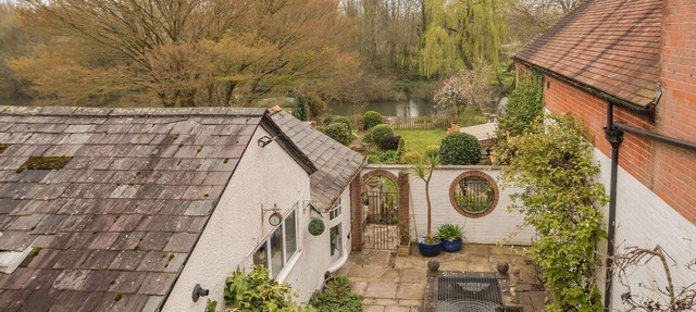RIVERSIDE HOUSE, pet friendly, with open fire in Fordingbridge in Fordingbridge