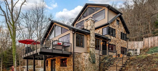 Riverside Luxury: Fully Equipped Cabin with Outstanding Views in Emlenton, PA in Emlenton