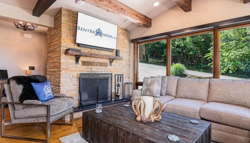 Rock Ledge Retreat in Ridgedale