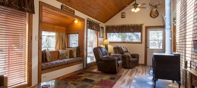 Romantic Forest Hideaway, Hot Tub, WiFi, near Attractions & Breweries! in Divide