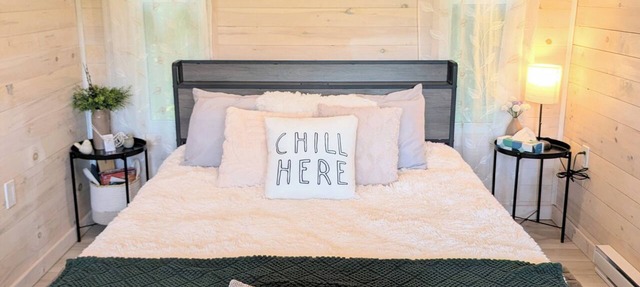 Romantic Tiny Cottage w/Hot Tub & Fire Pit – Sunset Cottage #2 in Balmoral Mills