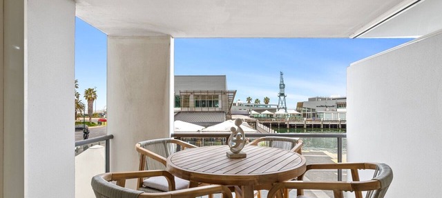 Scenic Beachside 3-bedroom with Water Views in Port Melbourne
