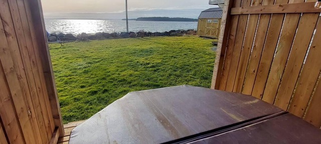 Seafront suite with year-round hot tub. in Eastern Passage