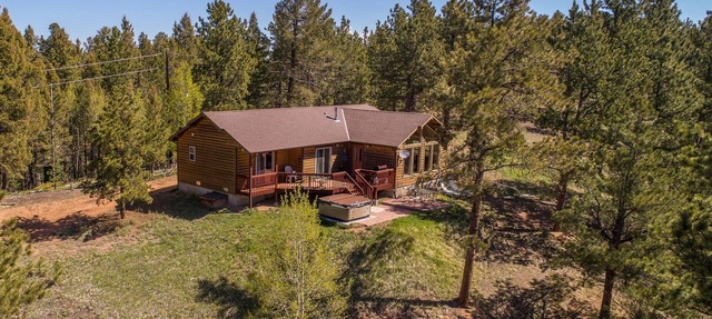 Secluded Mtn cabin on 35 acres! Pikes peak view, Hottub,close to attractions! in Divide