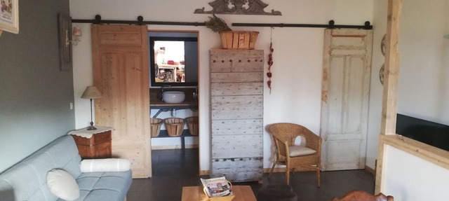 Self-contained accommodation, private grounds, jacuzzi, near Avignon, Nîmes, Arles in Tarascon