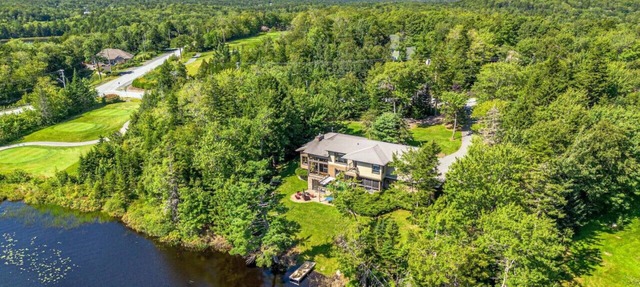 Serene modern Lakehouse on Golf Course in Hammonds Plains