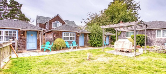 Six Cottages with Shared Courtyard & Grill - Two Blocks to Beach Dog-Friendly in Cannon Beach