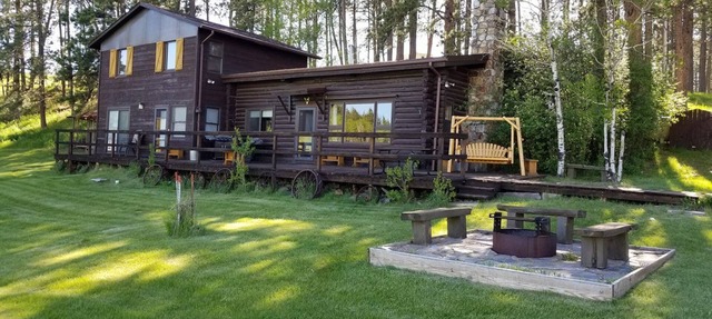 Sky View Log Cabin- Off the beaten trail yet close to all the main attractions! in Custer