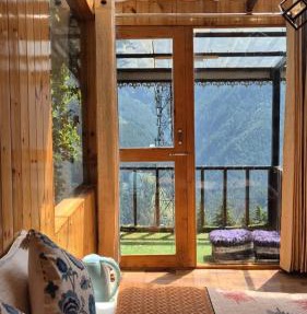Skyview Jacuzzi Treehouse Power Backup Tandi Small trek to Property in Kulu