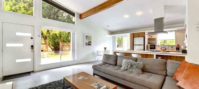 SoCo Getaway | Mid-Century Style & Pet-Friendly in Austin