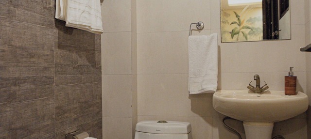 Spacious 3-bedroom apartment with WiFi, AC in delightful New Delhi in New Delhi
