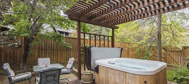 Spacious 3 Bedroom Home in Desirable Bend Neighborhood. Close to Phil's Trail in Bend