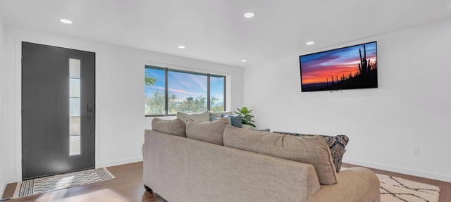 Spacious 4-bedroom Modern House with Gorgeous Mountain Views in Tucson