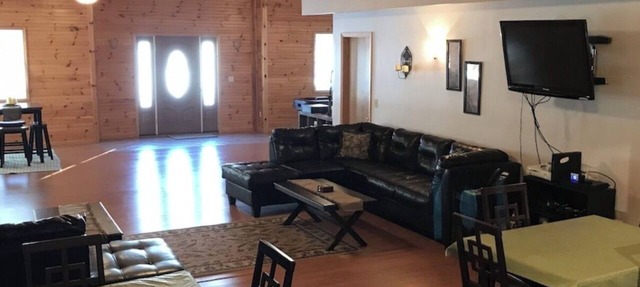 Spacious 5-Bedroom 5.5 Bath House with Plenty of Parking in Sylvan Beach with AC in Sylvan Beach
