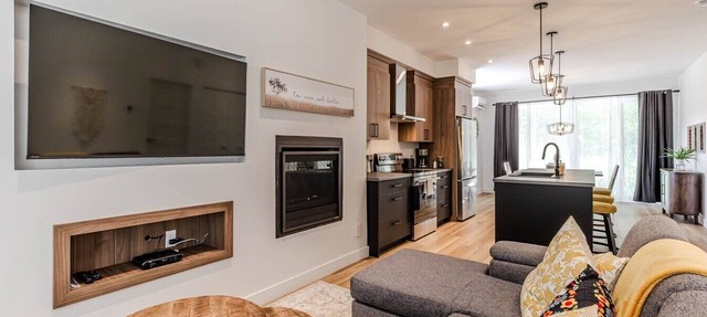 Spacious comfortable 1 bedroom shared pool hot tub lake Memphrémagog in Magog