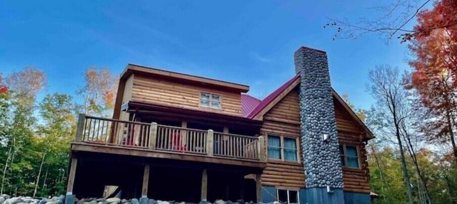 Spacious Family Cabin, Hot Tub & Pet Friendly! in Cobourg