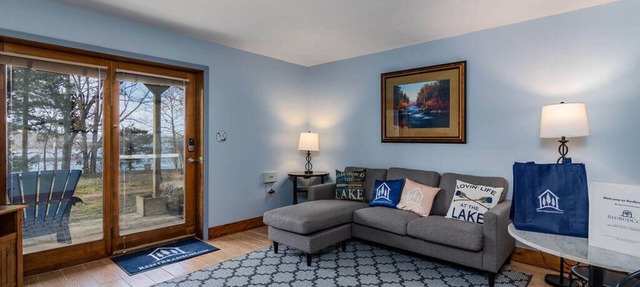 Spacious King Lakefront Suite, Walk-In Entry, Cmty Hot Tub, Dog Friendly, Free Tickets in Hollister