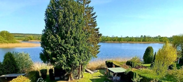 Spacious vacation home right on the lake with terrace, fireplace and own rowing boat in Blankensee