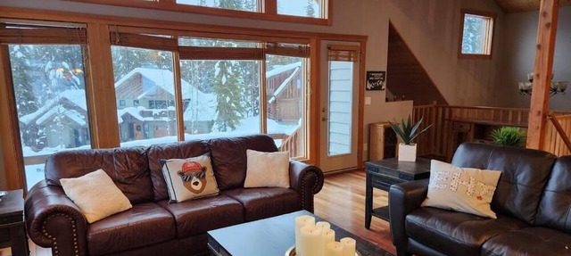 Spectacular 4 Bedroom, 4 Bathroom House-Greywolf Drive-Hot Tub and Sauna! in Panorama