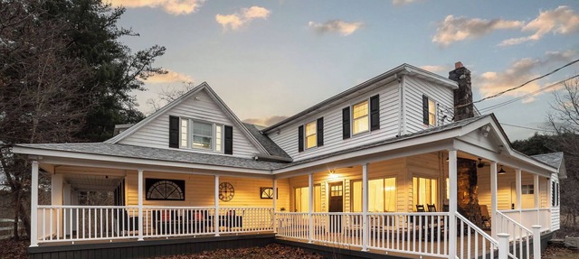 Spring Creek Farmhouse Luxury Family Retreat on 25 acre with direct river access in Cairo