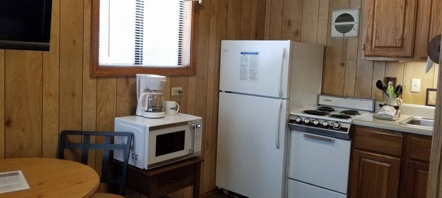 Studio #12 –Relaxing Table Rock Lake Getaway at Happy Hollow Resort in Blue Eye