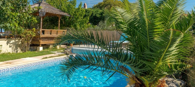 Studio Apartment 'La Dolce Vita 2' with Shared Pool, Private Terrace and Air Conditioning in Lambesc
