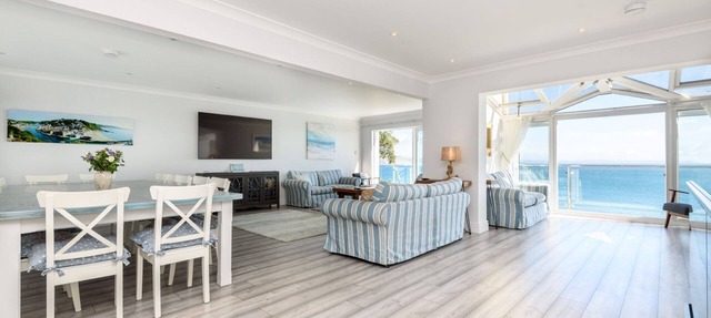 Stunning house sleeping 14 overlooking Looe Bay in Looe