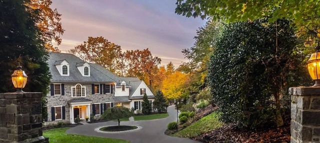 Stunning Views, Resort-style Pool, & Tree House, in Media