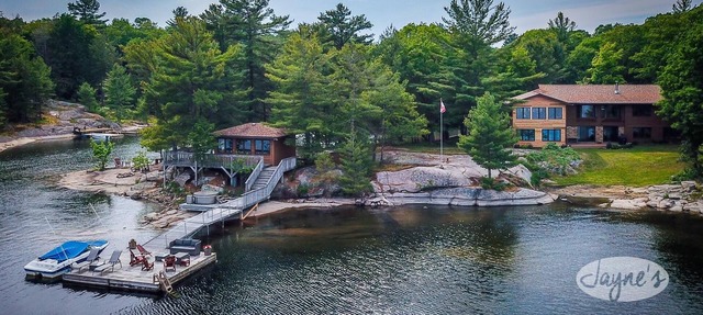Stunning waterfront on Georgian Bay! 6bdrm 4bath! Games Room! Hot Tub! in Carling