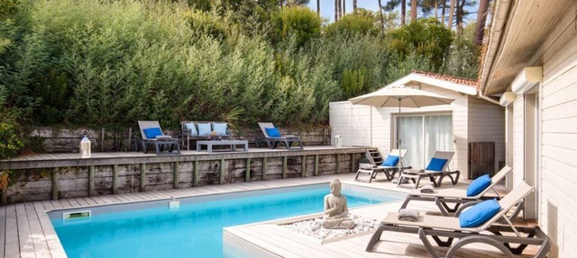 stylish villa with beautiful sea view and heated pool (May to Sept) in Lège-Cap-Ferret