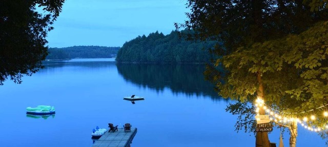 Stylish Waterfront Cottage, flat private Beach, North of Muskoka in Commanda
