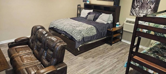 Suite: King Bed, Bunks, Kitchenette in Marietta