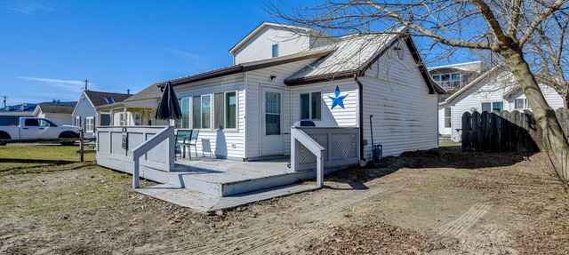 Sunset Bay Cottage: Walk to Lake Erie & Beach! in Irving