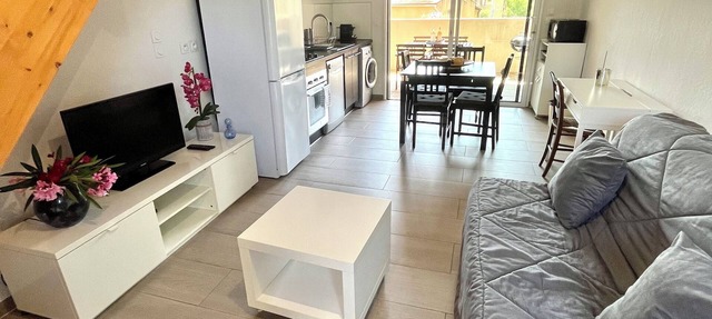 T2 apartment, 40 m2 350m from Lecques beach, quiet. Air conditioning. Private parking in Saint Cyr sur Mer